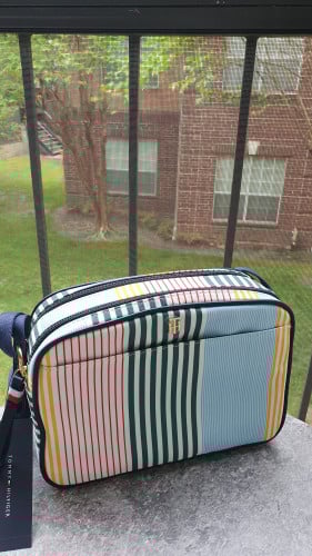 شنطة ماركة تومي هيلفيقر