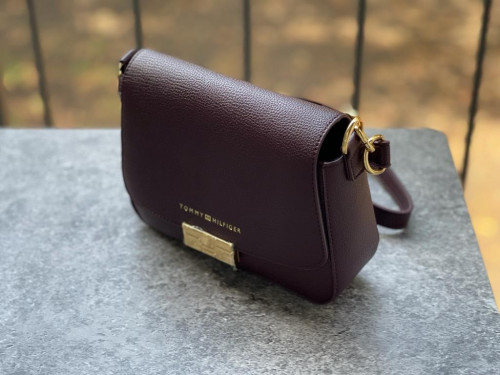 شنطة ماركة تومي هيلفيقر