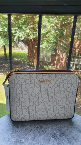 شنطة ماركة كالفن كلاين