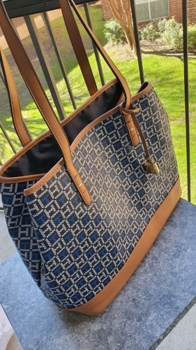 شنطة كبيرة ماركة تومي هيلفيقر