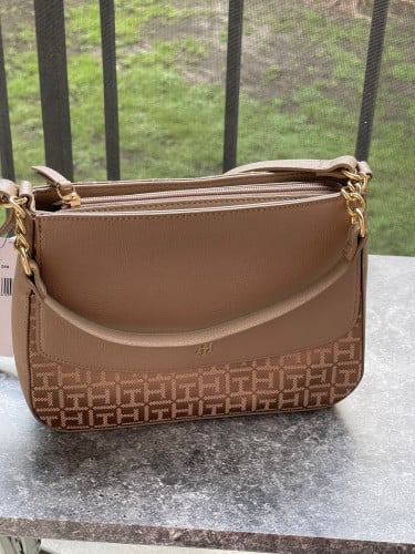 شنطة ماركة تومي هيلفيقر