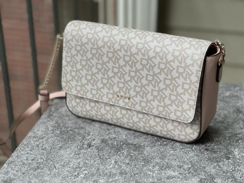 شنطة ماركة DKNY