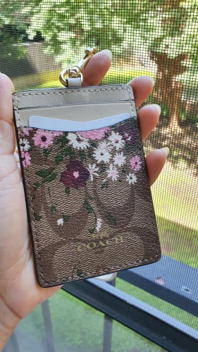 حامل هوية ماركة كوتش