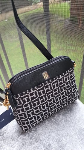 شنطة ماركة تومي هيلفيقر