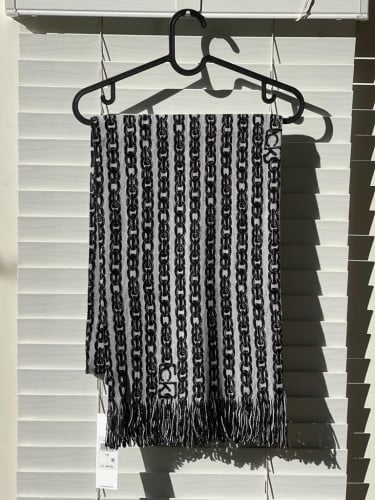 شال ماركة كالفن كلاين