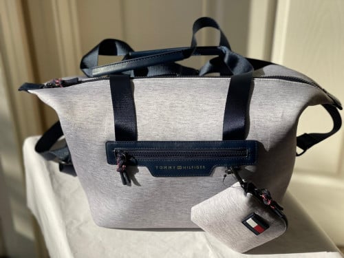 شنطة ماركة تومي هيلفيقر