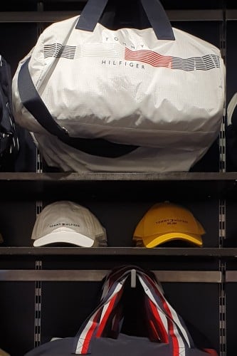 شنطة ماركة تومي هيلفيقر