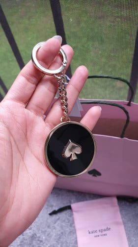 ميدالية ماركة كيت سبيد