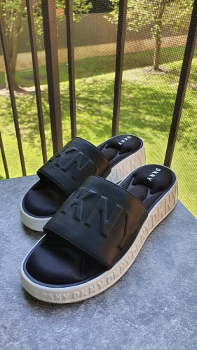 صندل ماركة DKNY