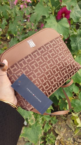 شنطة ماركة تومي هيلفيقر