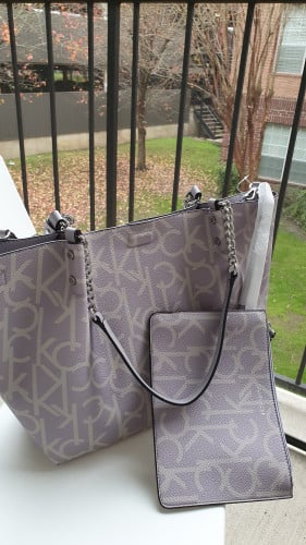 شنطة كبيرة من كالفن كلاين