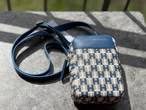 شنطة جوال ماركة تومي هيلفيقر