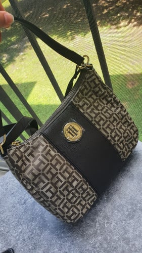 شنطة ماركة تومي هيلفيقر