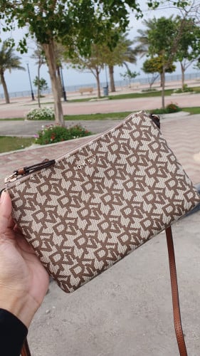 شنطة مع محفظة ماركة DKNY