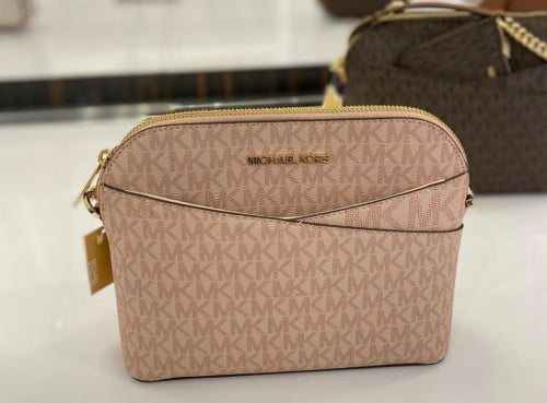 شنطة ماركة مايكل كورس