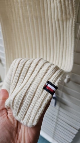 شال ماركة تومي هيلفيقر