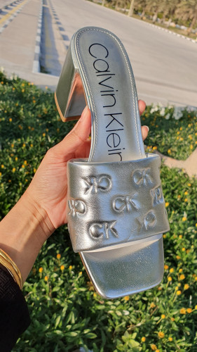 كعب ماركة كالفن كلاين