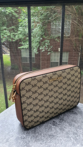 شنطة ماركة مايكل كورس