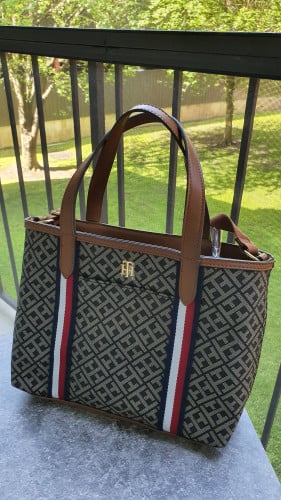 شنطة ماركة تومي هيلفيقر