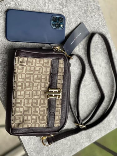 شنطة ماركة تومي هيلفيقر