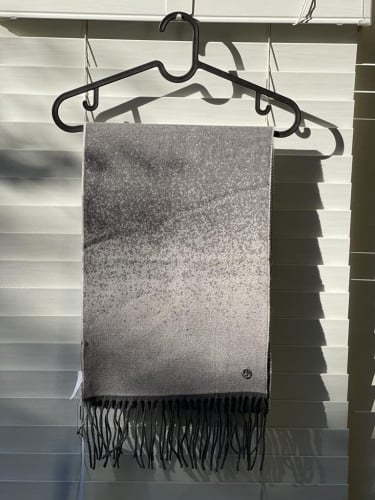 شال ماركة كالفن كلاين