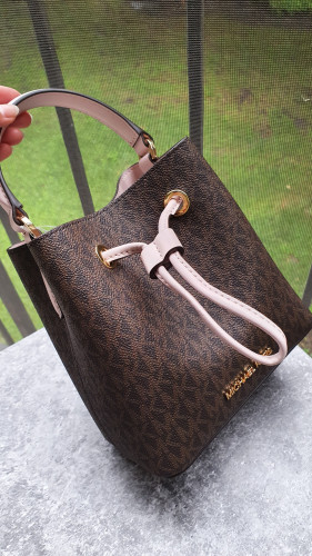 شنطة ماركة مايكل كورس