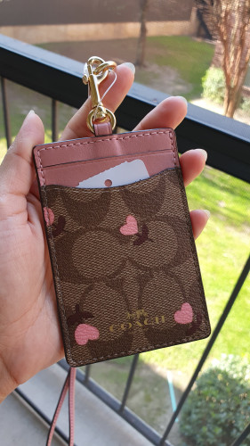 حامل هوية ماركة كوتش