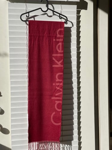 شال ماركة كالفن كلاين