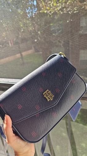 شنطة ماركة تومي هيلفيقر