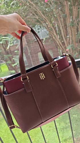 شنطة ماركة تومي هيلفيقر