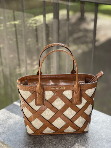 شنطة ماركة مايكل كورس