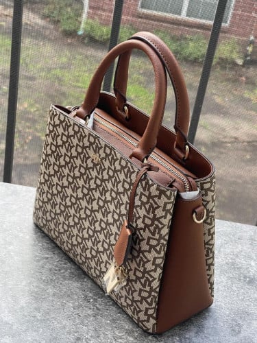 شنطة ماركة DKNY