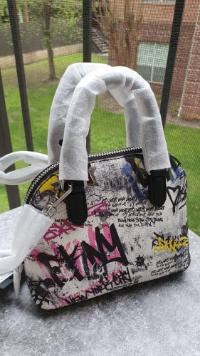 كروس ماركة DKNY