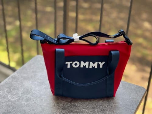 شنطة ماركة تومي هيلفيقر