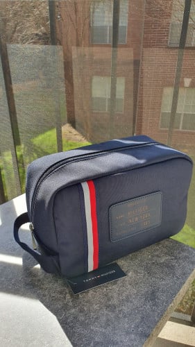 شنطة يد ماركة تومي هيلفيقر