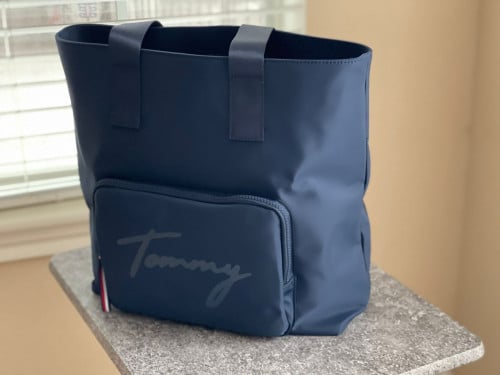 شنطة ماركة تومي هيلفيقر