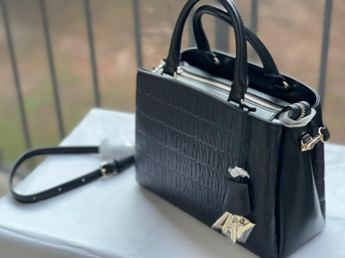 شنطة ماركة DKNY