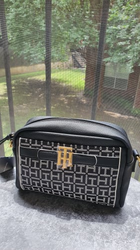 شنطة ماركة تومي هيلفيقر