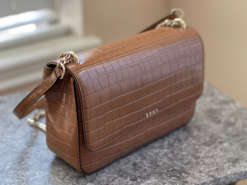 شنطة ماركة DKNY