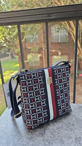 شنطة ماركة تومي هيلفيقر