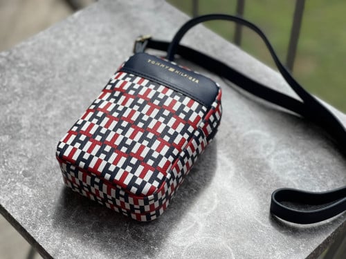 شنطة جوال ماركة تومي هيلفيقر