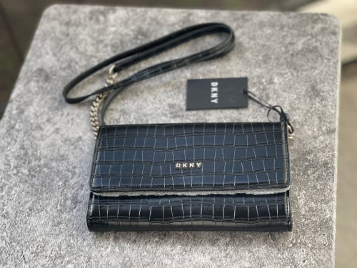 والت اون تشين DKNY