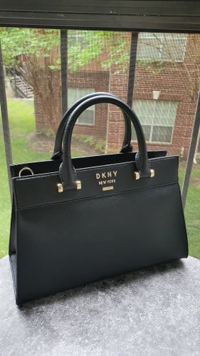 شنطة ماركة DKNY