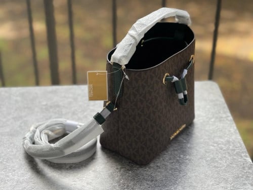 شنطة ماركة مايكل كورس