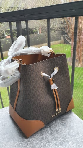 شنطة ماركة مايكل كورس