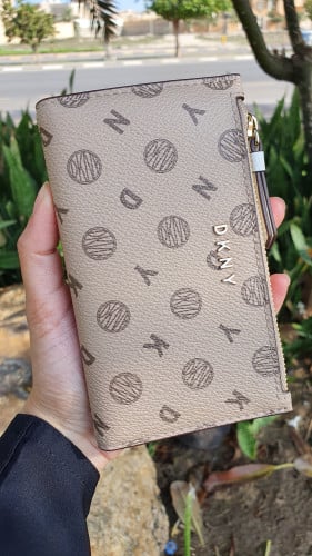 محفظة ماركة DKNY