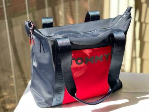شنطة كبيررة ماركة تومي هيلفيقر