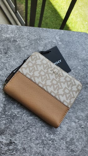 محفظة ماركة DKNY
