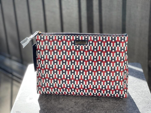 باوتش ماركة تومي هيلفيقر