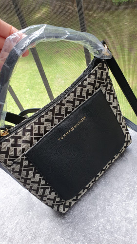 شنطة ماركة تومي هيلفيقر